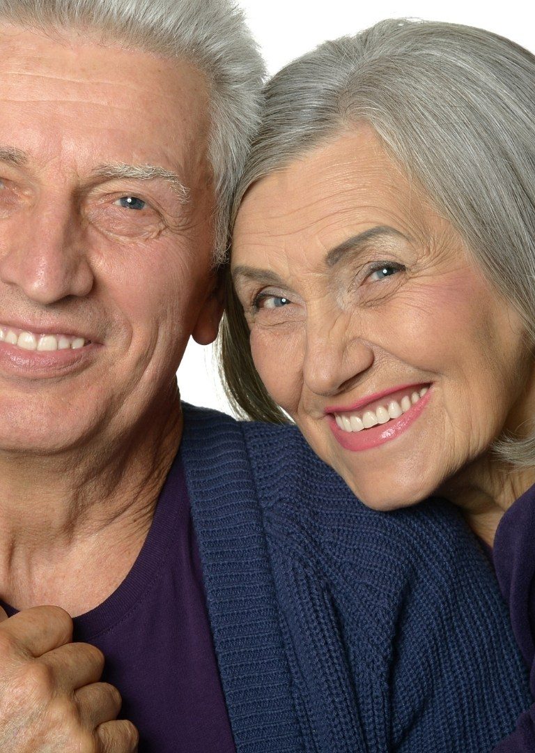Smaidīgs senioru pāris kuriem ir zobu implanti